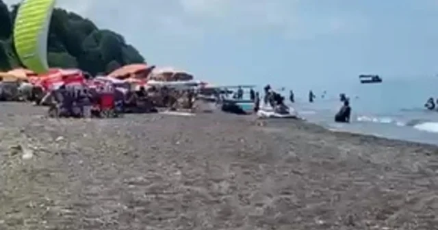 Sahilde motorlu yamaç paraşütüyle havalanırken tatilcilerin arasına daldı Düzce Haberleri Habertürk Yerel Haberler