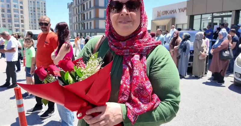 Sınavdan çıkan çocuğunu çiçeklerle karşıladı