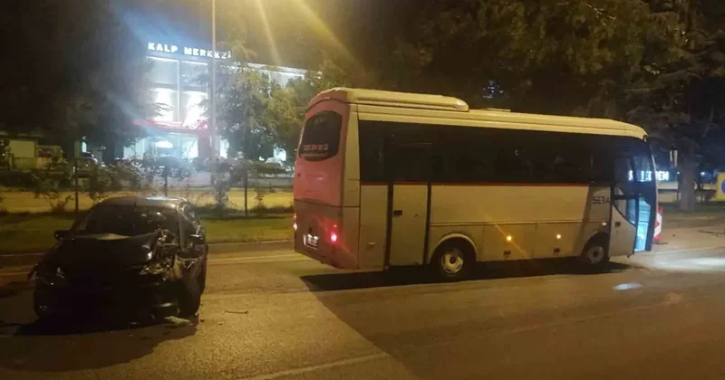 Ters yönden gelen alkollü sürücü servis minibüsüne çarptı