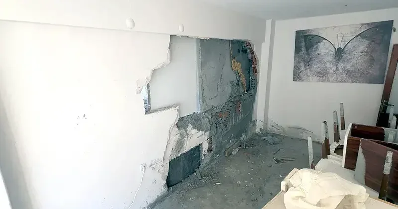Avcılar’da mikser hortumu bitişikteki evin duvarını deldi: salon betonla doldu