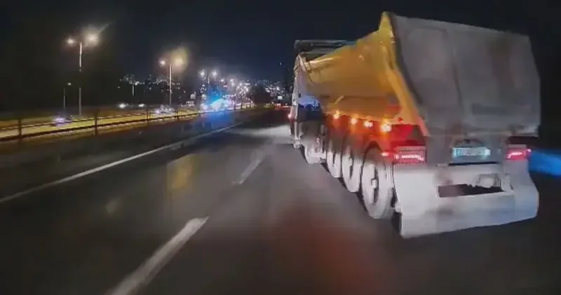Esenyurt ta kontrolsüz şerit değiştiren 2 hafriyat kamyonu kamerada