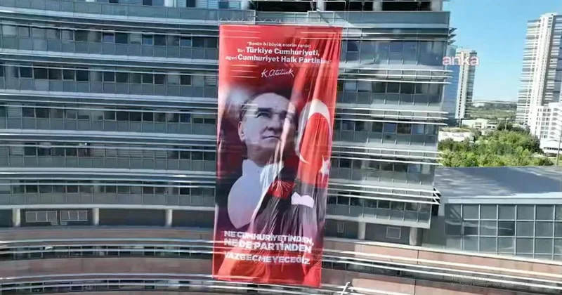 CHP Genel Merkezi nde dikkat çeken afiş