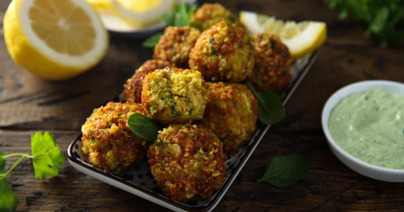 Asla dağılmıyor ve yağ çekmiyor: Dışı altın sarısı, içi yumuşacık! Evde yapabileceğiniz profesyonel falafel tarifi!