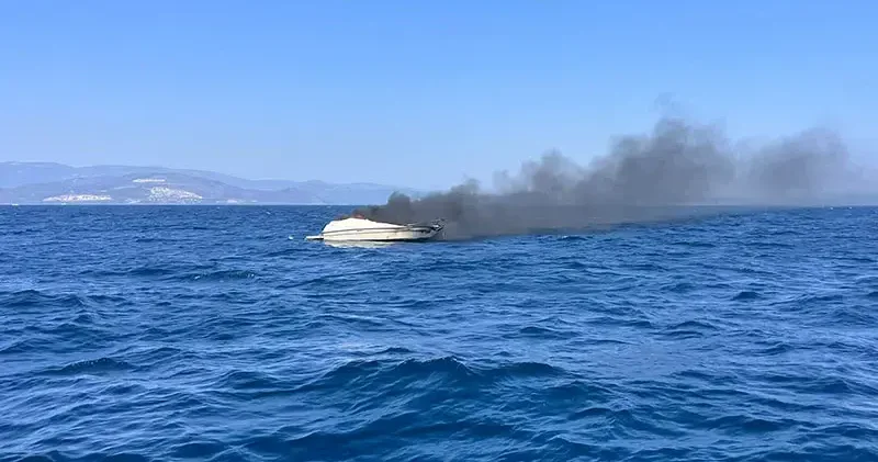 Didim açıklarında tekne yangını: 2 kişi denizden kurtarıldı
