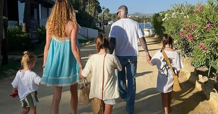 Karnında bebeğiyle aldatılmıştı… Üç çocuğunu artık affettiği kocasıyla mutlu mesut büyütüyor