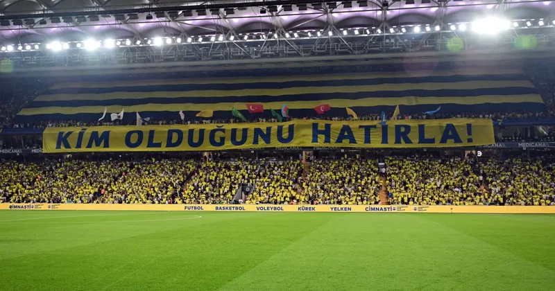 Fenerbahçe tribünlerinden futbolculara destek