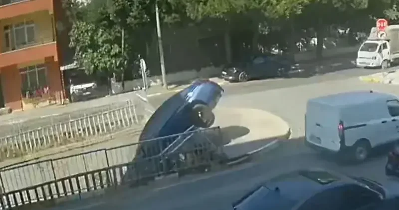Pendik te otomobil dereye düştü; kaza kamerada