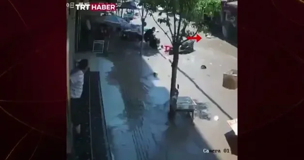 Balık havuzu patladı sokak göle döndü: Minik çocuk akıntıya böyle kapıldı!