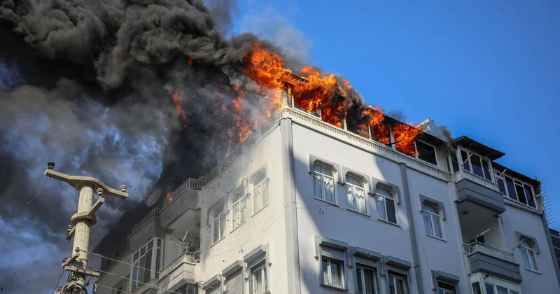 Ölümle burun buruna! 5. katın korkuluklarında asılı kaldılar