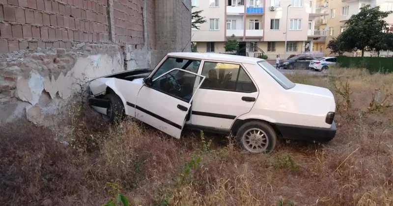 Duvara çarpan otomobilin sürücüsü kayıplara karıştı
