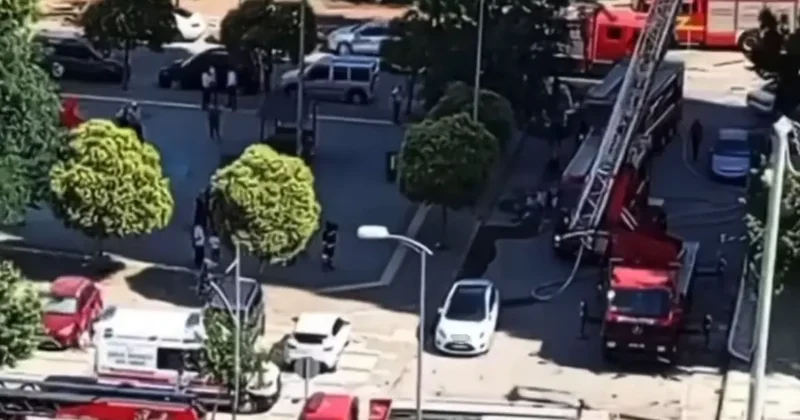 Gaziantep’te 14 katlı apartmanın çatısında çıkan yangını itfaiye söndürdü