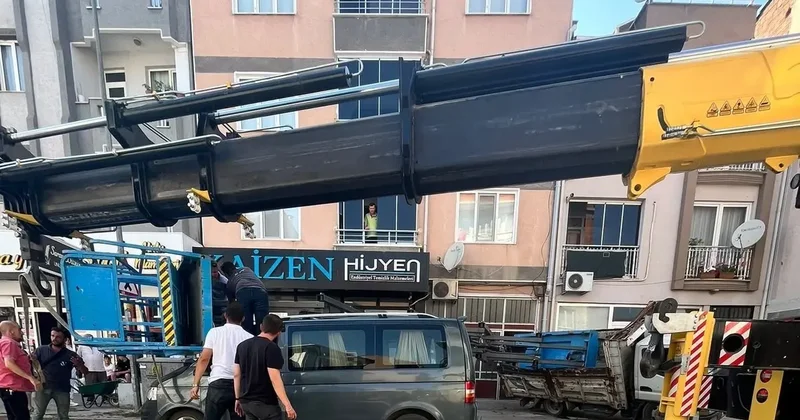 Yük asansörü minibüsün üzerine böyle devrildi