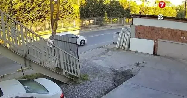 Sultanbeyli de motosiklet ile hafif ticari aracın çarpıştığı kaza kamerada