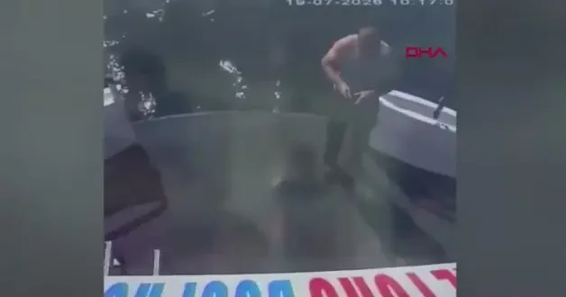 Haliç te tur teknesinden düşen personelin ölüme gittiği anlar
