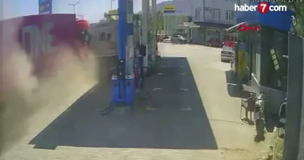 Denizli de şoförünü arı sokan tır, başka bir tıra çarptı