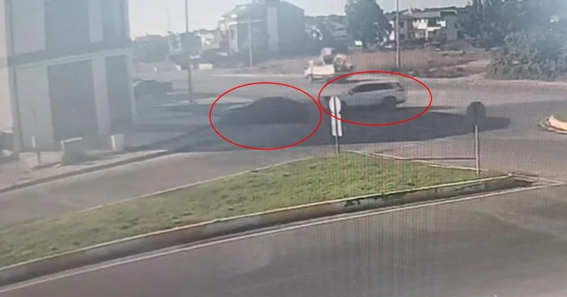 Çarpışan otomobiller hızını alamadı: İki farklı kapıdan iş yerine böyle daldılar