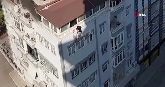 Antalya da teras katında can pazarı: Alevlerden kaçıp pencereye sarktılar