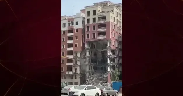 Çin’de yıkım sırasında akılalmaz anlar! Yıkılan bina araçların üstüne çöktü!