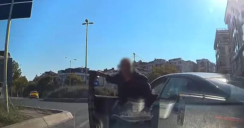 Taksicinin önünü kesip aracını yumrukladı: Saldırı anı anbean kaydedildi
