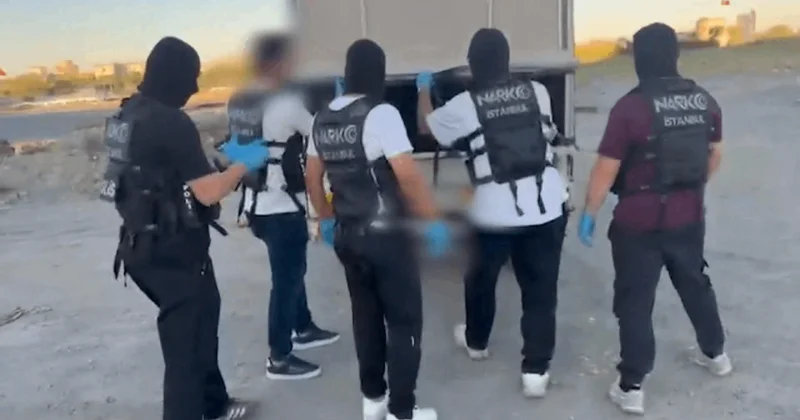 İstanbul da uyuşturucu operasyonu: Seyir halindeki araçta 83 kilo skunk yakalandı Sözcü Gazetesi