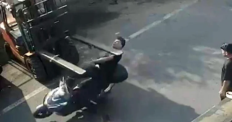 Fark etmedi, ölümden döndü: Forklifte çarpan motosikletli genç kamerada