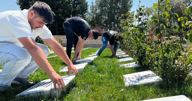Öğrenciler, Dumlupınar Şehitliği ndeki 510 şehidin mezar taşını yeniledi Son dakika haberleri