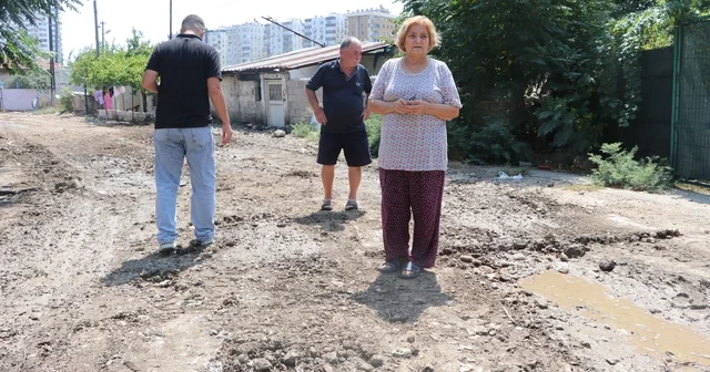 Mahalleliden bozuk yol tepkisi: Kağnı geçmeye çalışsa geçemez Hizmeti göremezsek oy vermeyiz Adana daki bozuk yollar vatandaşları isyan ettirdi Adana Haberleri Habertürk Yerel Haberler