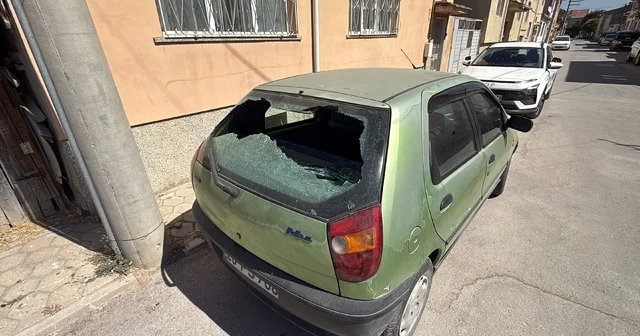 Elektrik direğinden düşen izolatör parçası park halindeki aracının camını kırdı Eskişehir Haberleri Habertürk Yerel Haberler