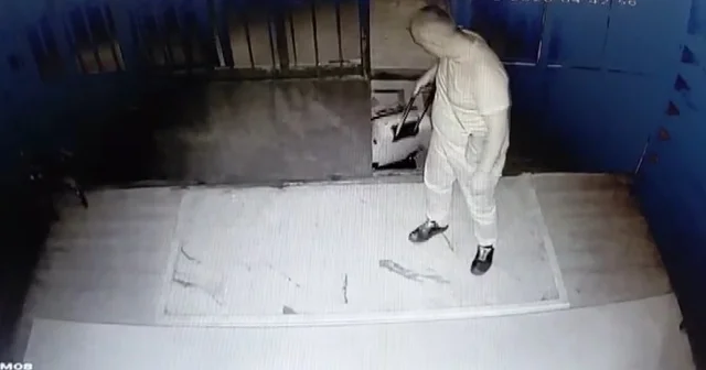 Valizli ayakkabı hırsızı imamların takibinden kaçamadı Manisa da cami cami dolaşan ayakkabı hırsızı takiple yakalandı Manisa Haberleri Habertürk Yerel Haberler