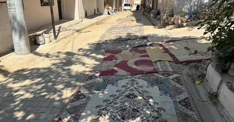 İzmir de kazılan yolları belediye onarmadı! Vatandaşlar yollara halı serdi