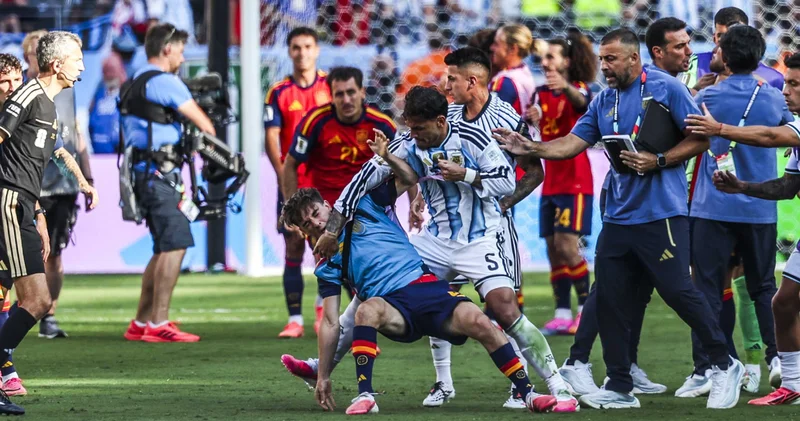 FIFA dan Arjantinli futbolculara ceza yağdı! Paredes ve Molina...