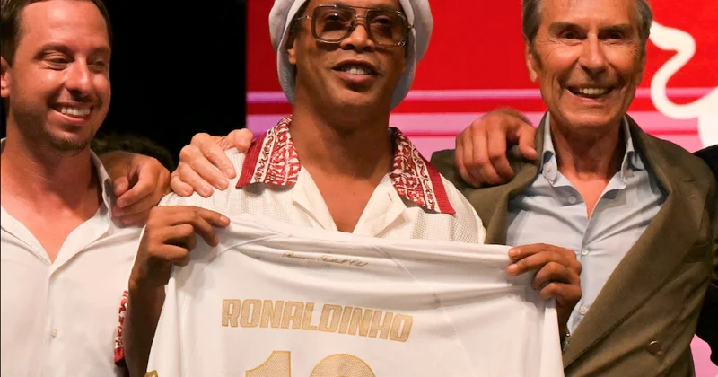 Ronaldinho 11 yıl sonra futbola döndü, yeni kulübüne imzayı attı Sözcü Gazetesi