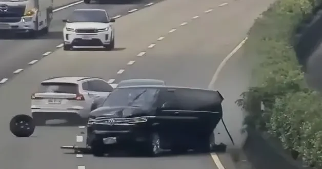Tayvan’da otoyolda zincirleme kaza kamerada: 3 ölü, 3 yaralı