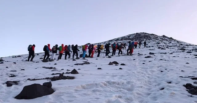 Ağrı Dağı nın zirvesinde AİÇÜ nün akademik yılı mesajını okudular Ağrı Haberleri Habertürk Yerel Haberler