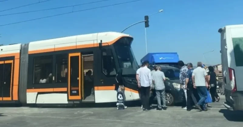 Eskişehir’de tramvay ile araç çarpıştı, seferlerde aksama yaşandı