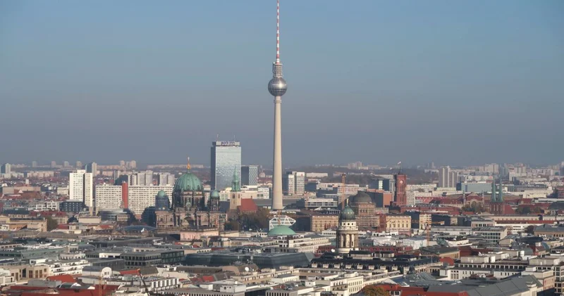 Alman güvenlik birimlerinin Berlin yakınlarında gizli bir silah deposu bulduğu iddiası Dış Haberler