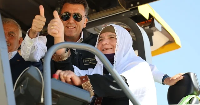 Vali Aygöl, Çemişgezek te ilk sıcak asfalt serimini Ayşe teyze ile başlattı Tunceli Haberleri Habertürk Yerel Haberler