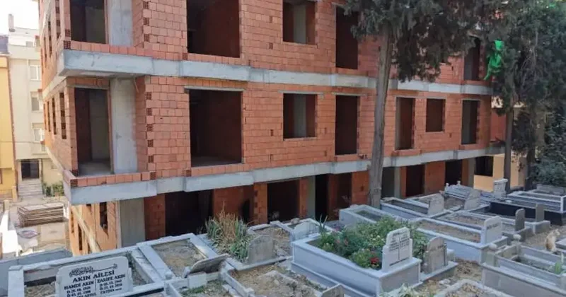 Avcılar’da görenleri şaşkına çeviren görüntü! Yeni binalar mezarlıkla adeta iç içe
