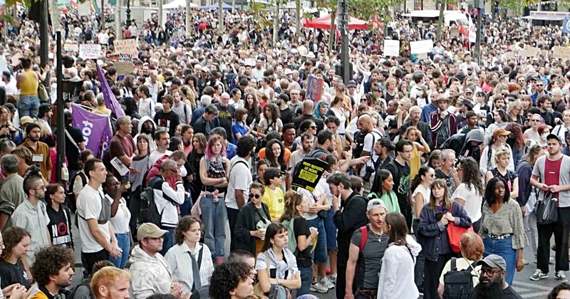 Fransa da polise silah yetkisi tartışması sokağa taştı! Dilekçeye 730 bin imza