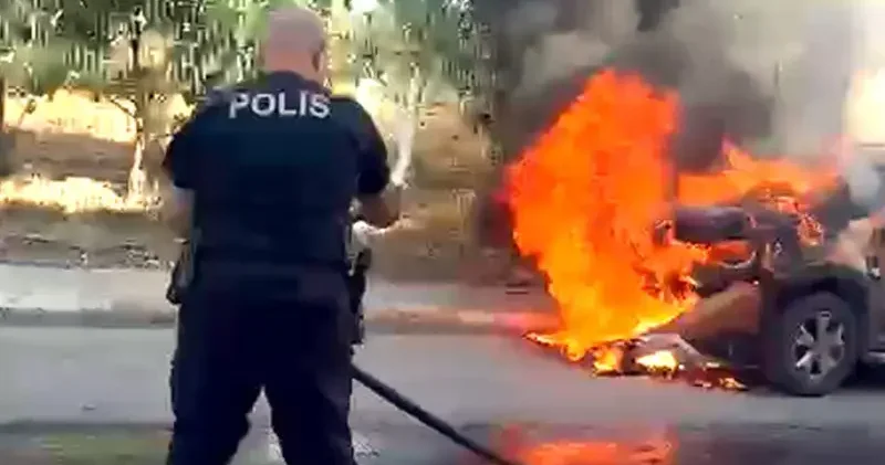 Avcılar’da yanan otomobile polisten tüp ve su tankeri ile müdahale