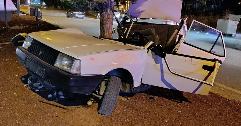Beyşehir de TOFAŞ otomobil ağaca çarptı: 1’i ağır 2 yaralı