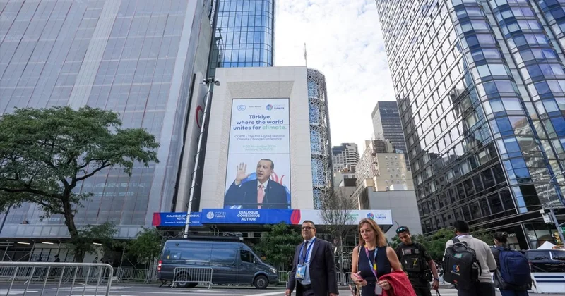 Cumhurbaşkanı Erdoğan ın yer aldığı COP31 tanıtım afişleri Türkevi ne asıldı