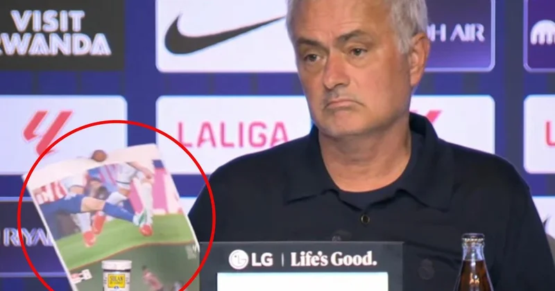 Derbiyi kaybeden Mourinho çıldırdı! Basın toplantısına elinde fotoğraflarla geldi