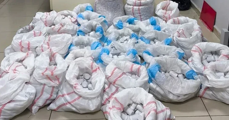 Hastane otoparkındaki araçta yüz binlerce ele geçirildi