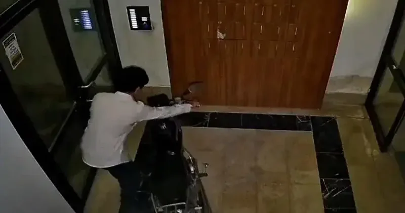 Motosikleti sürükleyerek çaldı; o anlar kamerada