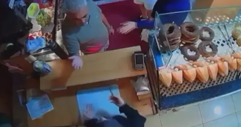 Bağcılar da iş yeri sahibiyle tahliye anlaşmazlığı yaşayan kadın, çocuklarının yanında darbedildi