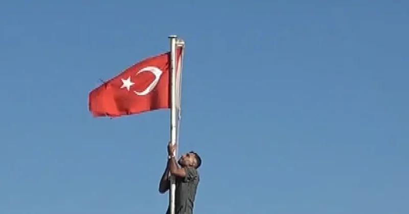 Türk bayrağını düzeltmek için direğe tırmandı