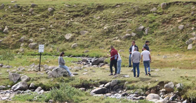 Salah ın oturduğu taş fotoğraf noktası oldu! Tabela bile astılar