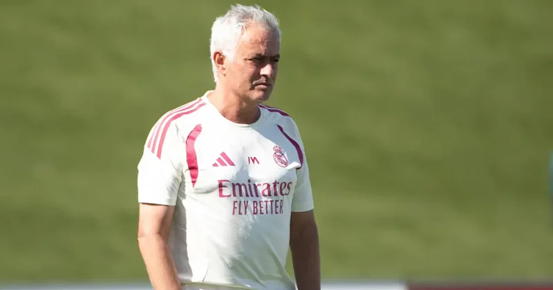 Jose Mourinho derbi mağlubiyeti sonrasında çılgına döndü! Zavallı
