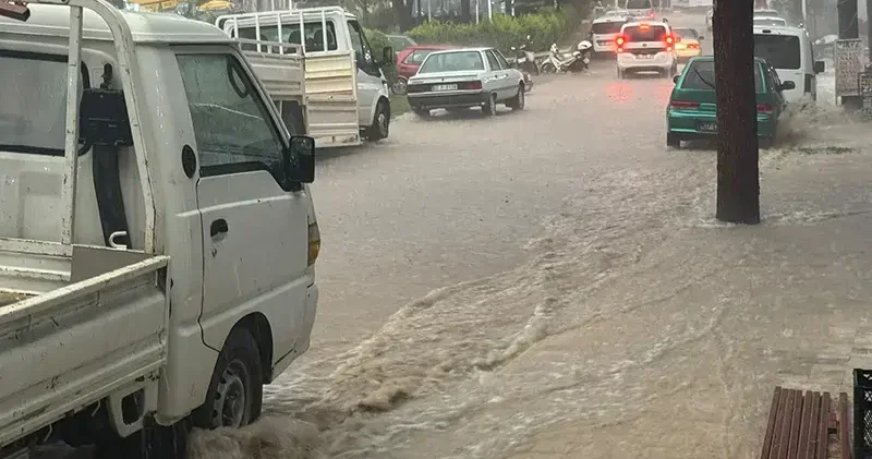 Antalya da sağanak taşkına neden oldu